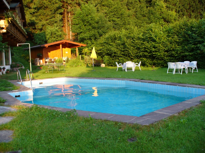 Swimming-Pool mit Liegewiese
